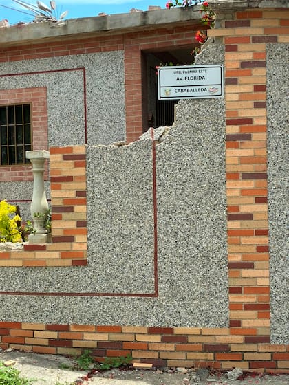 La primera pared del frente de una casa, destruida por los terremotos