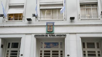 La Primera podría decidir parar el fútbol