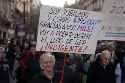 La primera protesta contra el veto presidencial al proyecto de ley para aumentar las jubilaciones.
