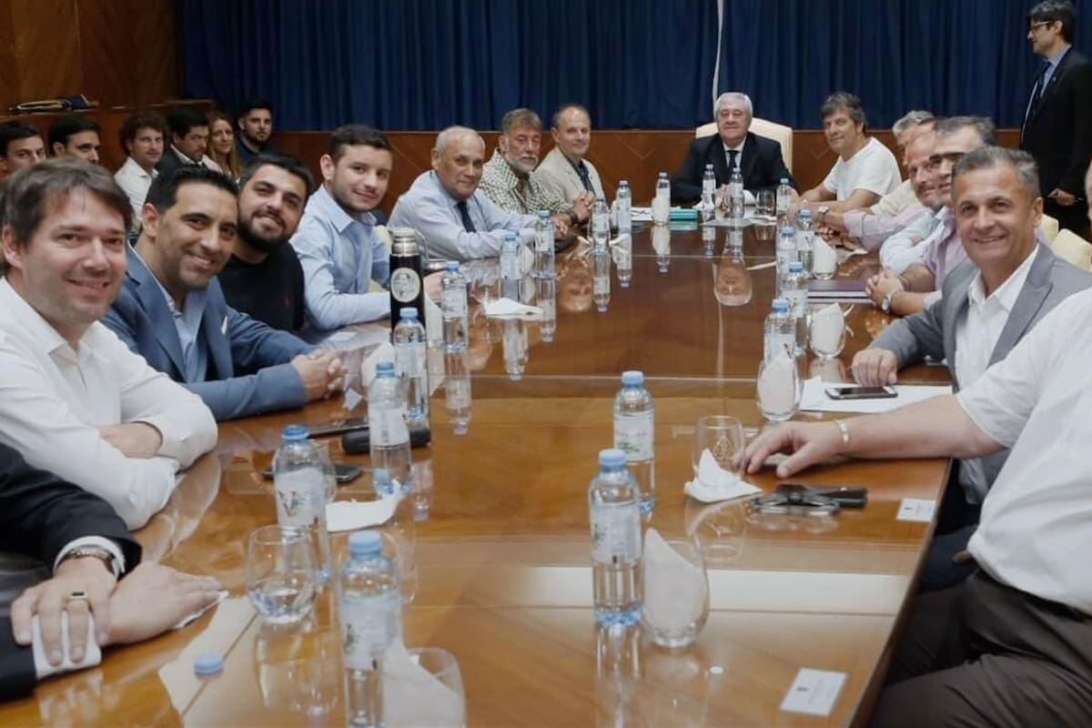 La primera reunión de la nueva Comisión Directiva de Boca, encabezada por Jorge Amor Ameal y Mario Pergolini, presidente y vice primero respectivamente