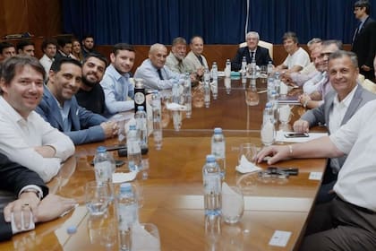 La primera reunión de la nueva Comisión Directiva de Boca, encabezada por Jorge Amor Ameal y Mario Pergolini, presidente y vice primero respectivamente