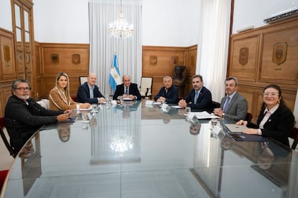 La primera reunión del Consejo de Mayo que encabezaron el jefe de Gabinete, Guillermo Francos, y Federico Sturzenegger; están Gerardo Martínez (CGT), Carolina Losada (Senado), Alfredo Cornejo (gobernadores), Cristian Ritondo (Diputados) y Martín Rapalllini (empresarios)