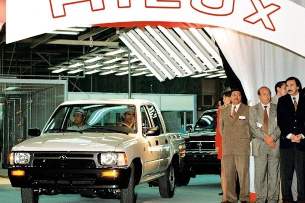 La primera Toyota Hilux producida en el país, en 1997