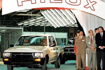 La primera Toyota Hilux producida en el país, en 1997