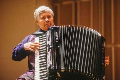 La primera traducción al español de la obra de Pauline Oliveros resulta una guía práctica para abrirse a la escucha