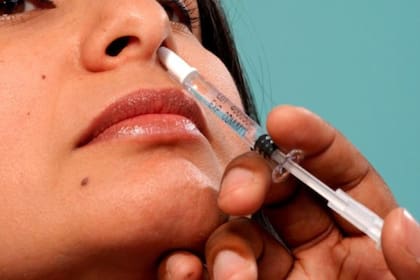 La primera vacuna contra la gripe para autoadministración o aplicación por cuidadores ofrece una opción más conveniente, flexible y accesible para recibir una vacuna estacional segura y eficaz, admite la FDA (Archivo)