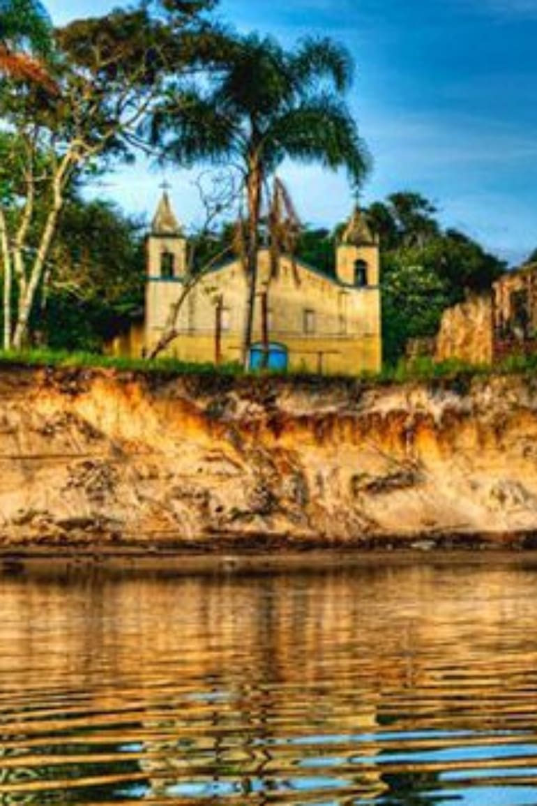 La primera versión alude a una supuesta disputa entre San Pablo y Paraná para ver a quién le pertenecía esta región. Paraná ganó la posesión de Ararapira, pero la abandonó.