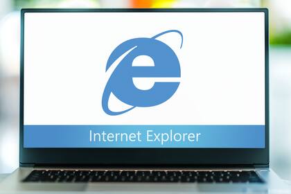 La primera versión de Internet Explorer nació en 1995 para acompañar a Windows 95; en 2015 la compañía reemplazó a ese navegador por Edge, que usa el mismo software que el Google Chrome