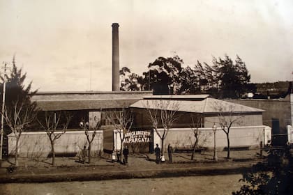 La primera versión de la Fábrica Argentina de Alpargatas, en Avenida Montes de Oca 165