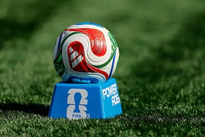 La primera versión de la pelota Trionda, del Mundial 2026, que se juega en Estados Unidos, México y Canadá.