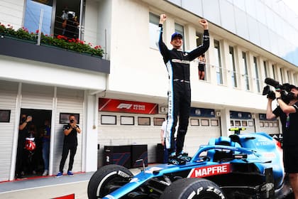 La primera vez: Esteban Ocon celebra el éxito en el Gran Premio de Hungría; el joven francés tuvo su estreno como ganador y le devolvió la gloria a Alpine, el nombre que tomó Renault para la temporada 2021 de la Fórmula 1
