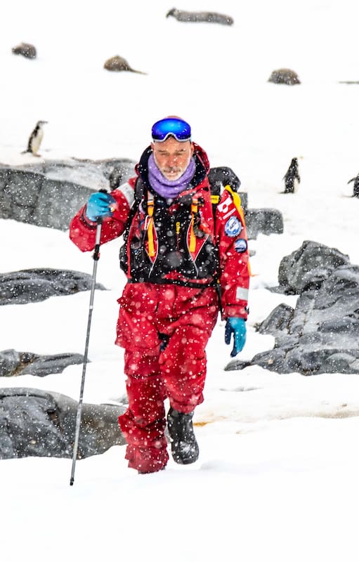 La primera vez que Fernando Tarapow pisó la Antártida, no era el hombre que es hoy. Era un joven capitán de corbeta de la Armada Argentina, con apenas 40 años, una carrera prometedora por delante y el corazón partido entre el deber y su familia.