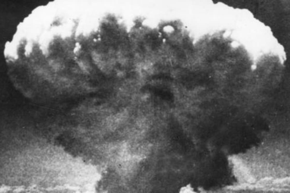 La primera vez que se lanzó una bomba nuclear fue en Hiroshima y Nagasaki durante la Segunda Guerra Mundial en 1945, hecho que forzó a Japón a su rendición