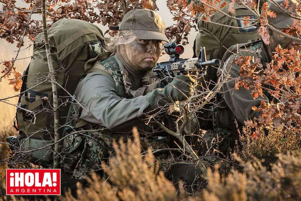 La primogénita de los reyes de los Países Bajos, con traje militar y camuflada, en plena maniobra militar