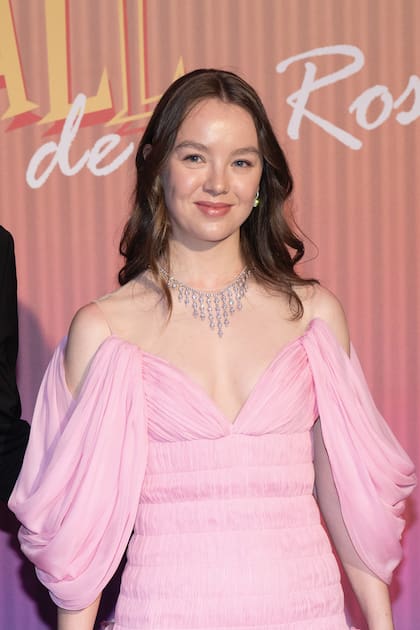 La princesa Alexandra de Hannover iluminó la noche con un vestido de ensueño en rosa chicle de Giambattista Valli Alta Costura, con hombros descubiertos, corset ajustado, falda etérea y delicadas rosas en la cintura.