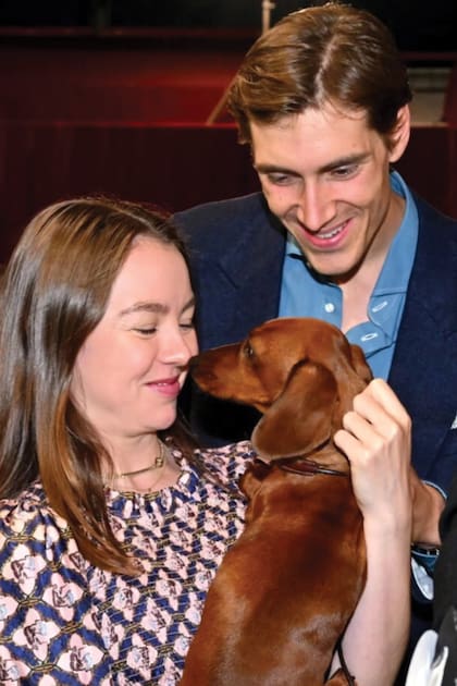 La princesa Alexandra y su novio
con el perro salchicha (ella y su madre Carolina adoran la raza teckel) que obtuvo el tercer lugar.