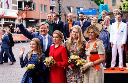 La princesa Alexia con un elegante look rojo para una actividad en 2019 (Foto: Instagram @queen.maxima / @koninklijkhuis)