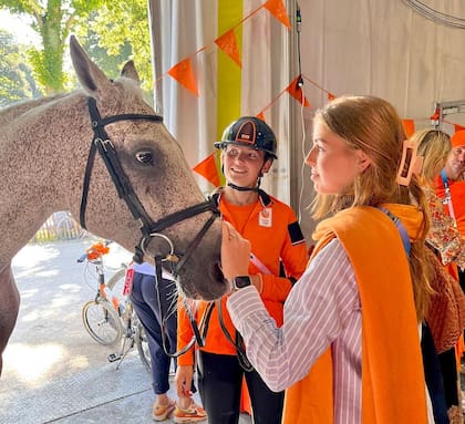 La princesa Alexia mostró su interés por los caballos y el hipismo. Con su espontaneidad y trato con los cuidadores y deportistas, la hija del medio de la reina Máxima hizo recordar sus raíces argentinas. El 15 de agosto se estrena en nuestro país la biopic sobre la vida de la reina
