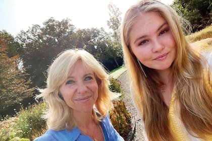 La princesa Amalia con Claudia de Breij, la autora del libro