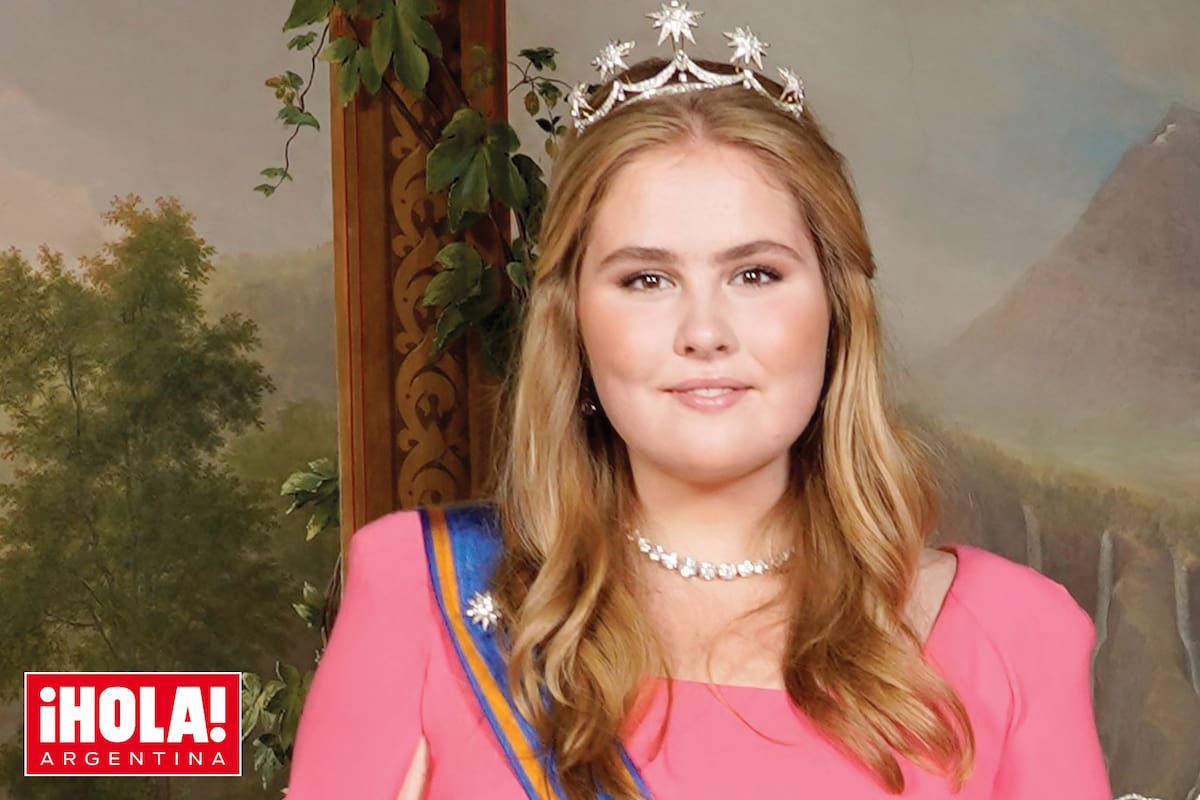 La princesa Amalia de Holanda cobra cada día más protagonismo. Su vestido lo acompañó con la tiara de estrellas, que su mamá, la reina Máxima, usó el día que se casó con Guillermo Alejandro.