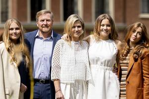 La princesa Amalia, el rey Guillermo Alejandro, la reina Máxima y las princesas Ariane y Alexia realizaron su sesión de fotos de verano (Foto: Instagram @allthingsamalia)
