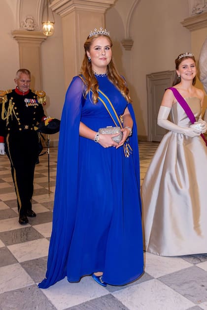 Los reyes Guillermo Alejandro y la reina Máxima, junto a la princesa Amalia, la princesa Alexia, la princesa Laurentien y el príncipe Constantijn en el balcón del Palacio Noordeinde, el 19 de septiembre de 2023 en La Haya