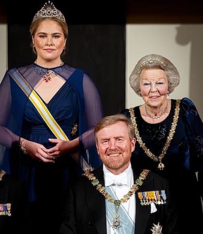 La princesa Amalia junto a su abuela, la princesa Beatriz y su padre, el rey Guillermo Alejandro (Foto: Instagram @patrickvkatwijk)