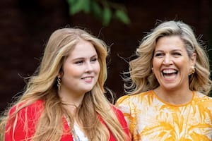 La princesa Amalia junto a su madre, la reina Máxima, en julio pasado en La Haya