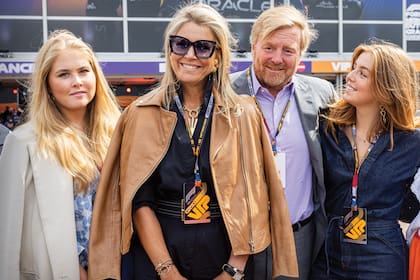 La princesa Amalia, la reina Máxima de los Países Bajos, el rey Guillermo Alejandro y la princesa Alexia asisten a la carrera del Gran Premio de F1 de Holanda en agosto de 2023 en Zandvoort, Países Bajos