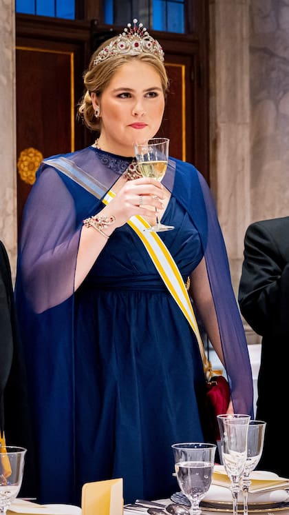 La princesa Amalia volvió a usar la tiara cola de pavo, la cual en el pasado lució su madre (Foto: Instagram @Patrick van Katwijk)