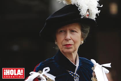 La princesa Ana, la única mujer de la casa real que, en la actualidad, viste uniforme militar, en St George’s Chapel, en Windsor. Aquí, con el manto de terciopelo azul de la Orden de la Jarretera, la orden de caballería más importante y antigua del Reino Unido.