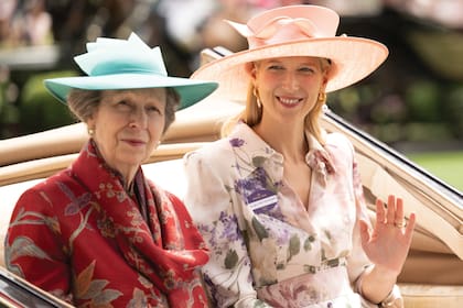 La princesa Ana – que después, el domingo 23, fue internada con una conmoción cerebral tras sufrir un accidente con un caballo– saluda desde una carroza junto a su prima segunda, Lady Gabriella Windsor, que vistió un diseño floreado de Catherine Walker.