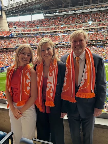 La princesa Ariane, la reina Máxima y el rey Guillermo Alejandro alentaron a la selección neerlandesa en su segundo partido de fase de grupos (Foto: Instagram @koninklijkhuis)