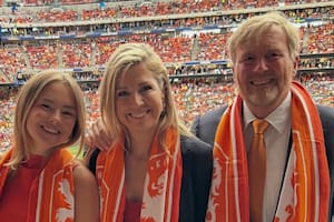 Máxima y Guillermo viajaron para ver a Países Bajos en el Mundial y sorprendieron con su look futbolero