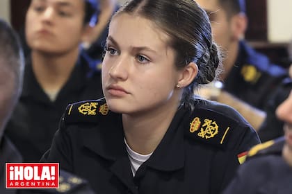 La princesa asiste muy atenta a una clase junto a sus camaradas guardiamarinas a bordo del buque escuela Juan Sebastián Elcano. La escala de cinco días que hicieron en Brasil, desde el 14 de febrero, fue especial: fue la primera vez que Leonor pisó suelo iberoamericano.