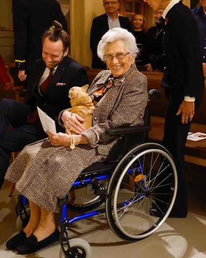 La princesa Astrid utilizaba en los últimos años de su vida silla de ruedas para movilizarse, pero esto no impedía que su perrita fuera con ella a todas partes
