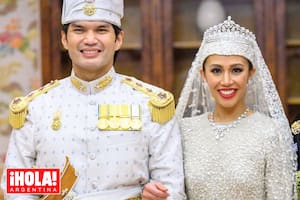La princesa Azemah con su primo hermano y actual marido, vestidos de blanco durante para el Bersanding. "El día más feliz de mi vida", escribió ella, después, en sus redes sociales.