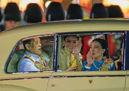 La princesa Bajrakitiyabha junto al rey Vajiralongkorn durante una ceremonia de la realeza