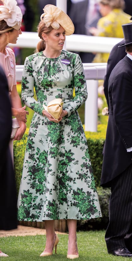 La princesa Beatrice de York con un diseño en tonalidades verdes y estampado de flores de Emilia Wickstead y un tocado de Juliette Millinery.