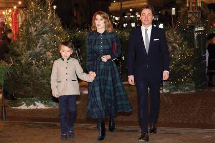 La princesa Beatriz de York –con vestido tartán firmado por Beulah London y botinetas Zara–, su marido, Edoardo Mapelli Mozzi y el hijo de él, Christopher, fueron entusiastas espectadores del show de villancicos.