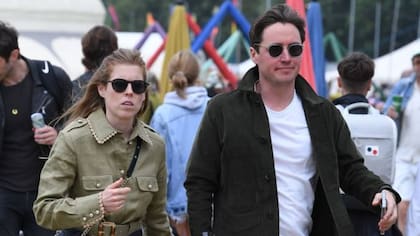 La princesa Beatriz junto a su esposo en Glastonbury