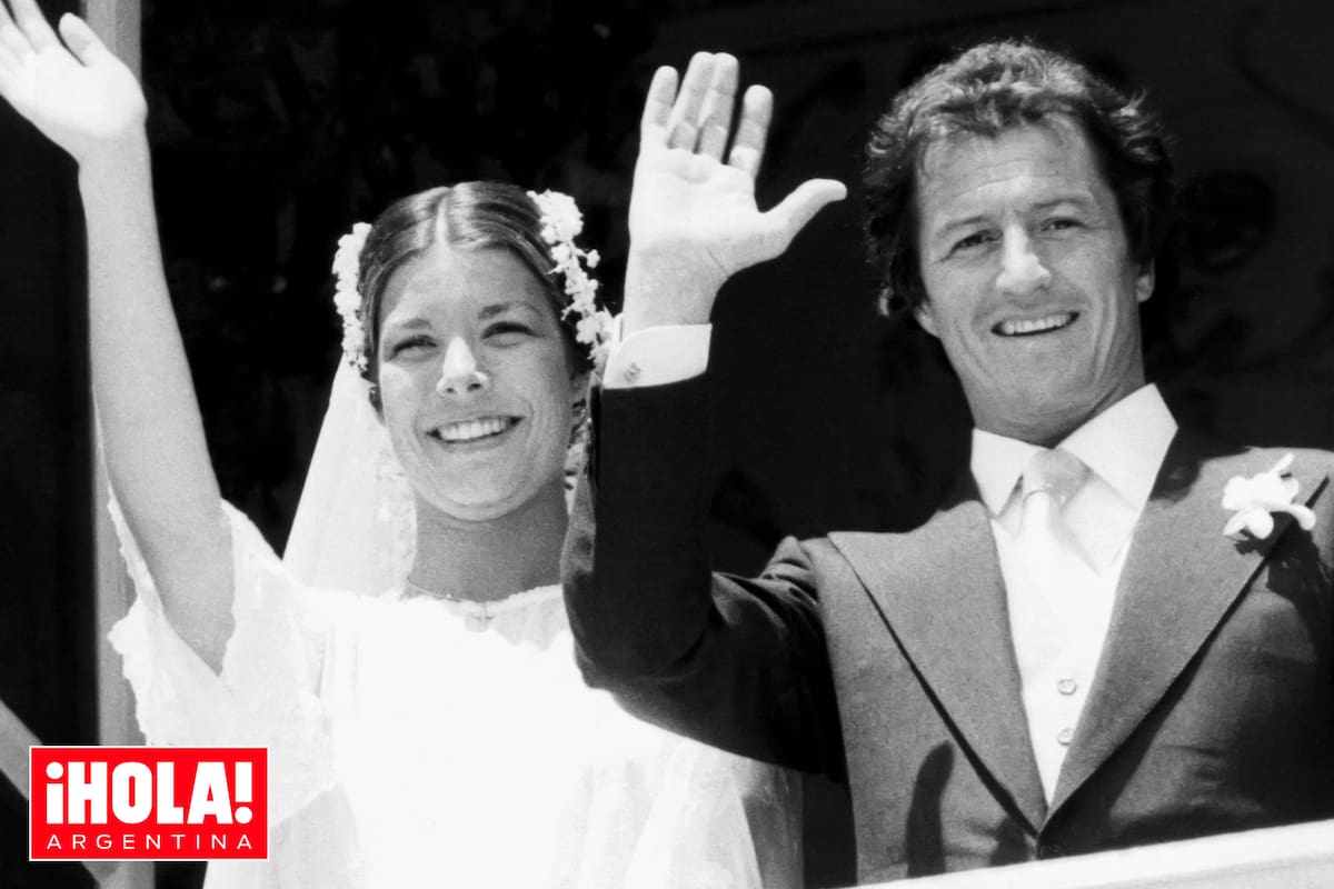 La princesa Carolina, de 21 años, y su flamante marido, Philippe Junot, de 38, saludan a la multitud que se reunió en Mónaco para verlos el día de su boda, en 1978