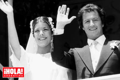 La princesa Carolina, de 21 años, y su flamante marido, Philippe Junot, de 38, saludan a la multitud que se reunió en Mónaco para verlos el día de su boda, en 1978