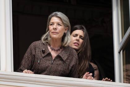 La princesa Carolina y su hija Charlotte Casiraghi, asomadas desde otro de los balcones.