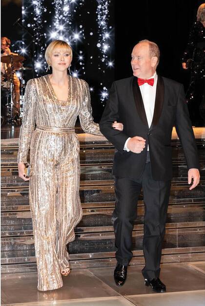 La princesa Charlene, que volvió a este clásico del principado tras una década, lució un mono de Elie Saab y estrenó melena muy corta y con flequillo.