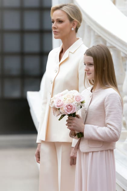 La princesa Charlene y su hija Gabriella con looks en perfecta sintonía: traje de chaqueta y pantalón Dior para la madre, traje de chaqueta y pantalón adaptado a su edad para la hija