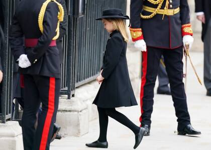 La princesa Charlotte lució un broche con forma de herradura.