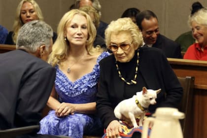 La princesa con el chihuahua en su falda y su esposa al lado, en una de las instancias de un juicio por el manejo de sus bienes