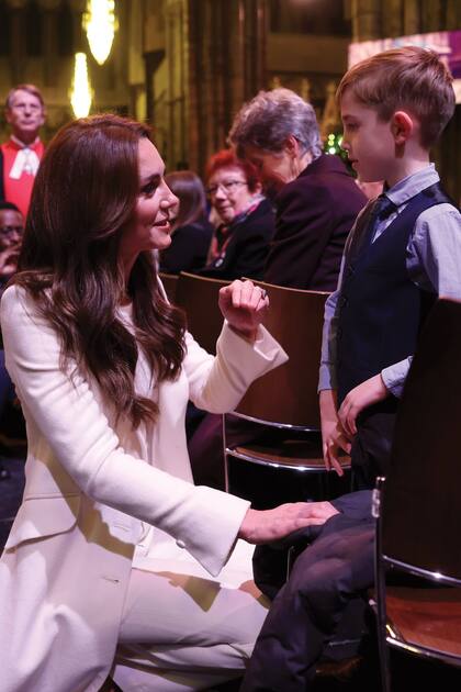 La princesa conversa con un joven invitado.