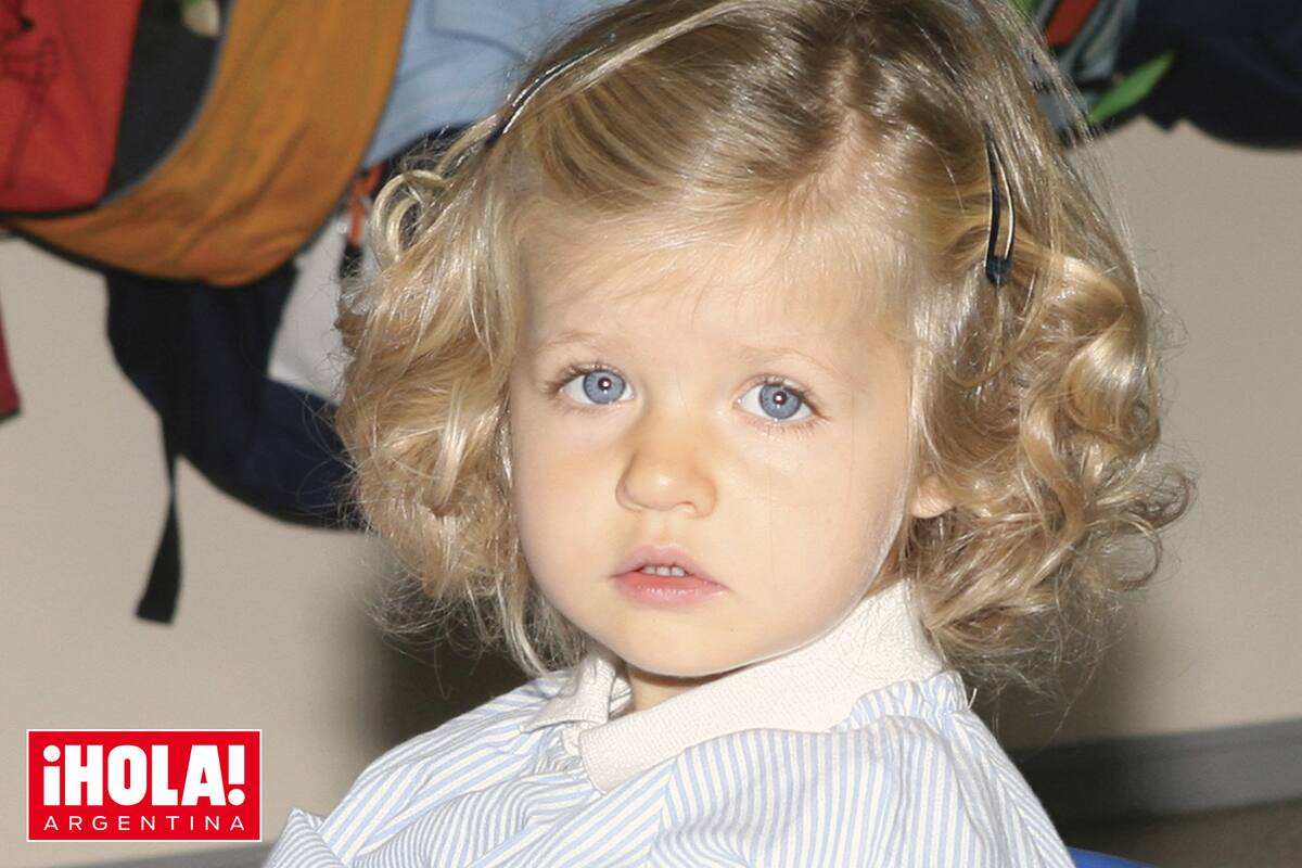 La princesa de Asturias en 2007, en su primer día en la guardería. Además de imágenes de eventos privados de
la familia real española, la Casa Real dio a conocer otras instantáneas desconocidas de actos oficiales y públicos.